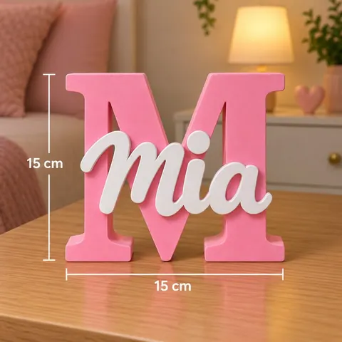 Letra M rosa impresa en 3D con el nombre Mia en blanco superpuesto