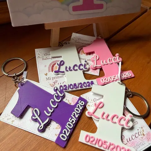 Llaveros impresos en 3D con el nombre Lucca y la fecha del cumpleaños, en violeta, rosa y blanco