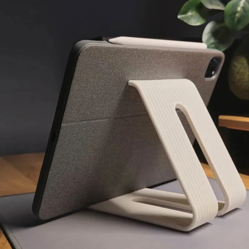 Soporte blanco con líneas en relieve impreso en 3D sosteniendo un iPad con Apple Pencil
